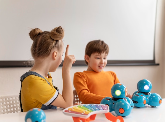 Foto bambini di tiro medio che imparano