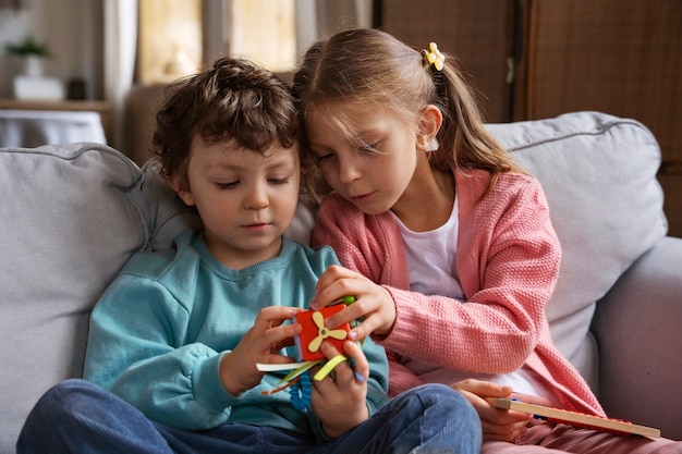 Photo medium shot kids playing memory game