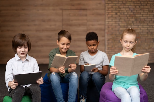 Foto bambini di tiro medio che leggono insieme