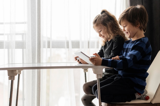 Foto bambini di tiro medio seduti sulle sedie