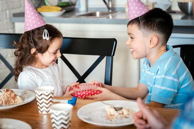 写真 パーティーハットをかぶったミディアムショットの子供たち