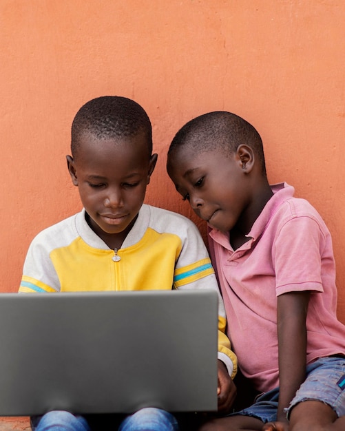 Дети среднего кадра с ноутбуком