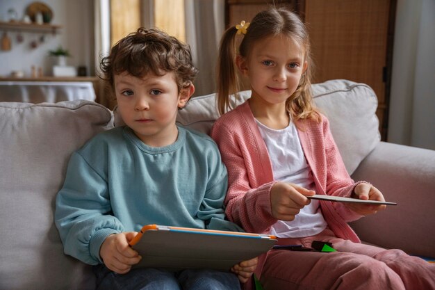 Foto medium shot kinderen die geheugenspel spelen