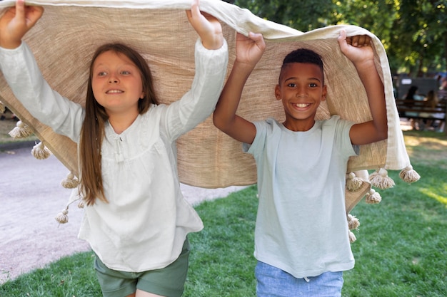 Medium shot kinderen spelen met deken