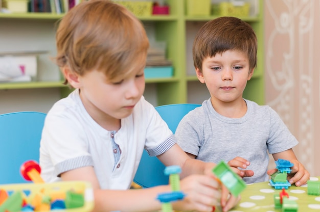 Medium shot kinderen spelen met speelgoed