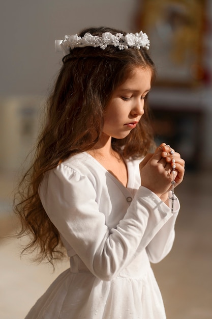 Medium shot latin kid making communion