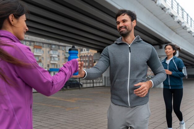 写真 中型ショットラテン人が屋外でトレーニングしている