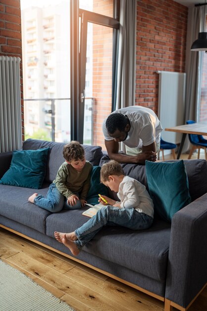 Foto babysitter uomo di tiro medio