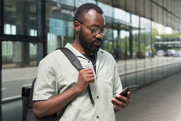 写真 バックパックを運ぶミディアムショットの男