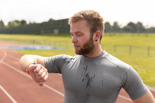 写真 ミディアムショットの男が時計をチェック