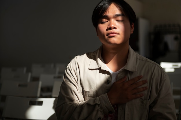 Foto uomo di tiro medio in chiesa a pregare