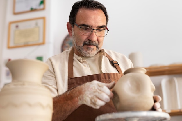 Foto uomo di tiro medio che crea