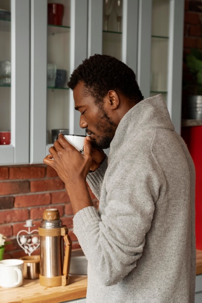 Photo medium shot man drinking coffee