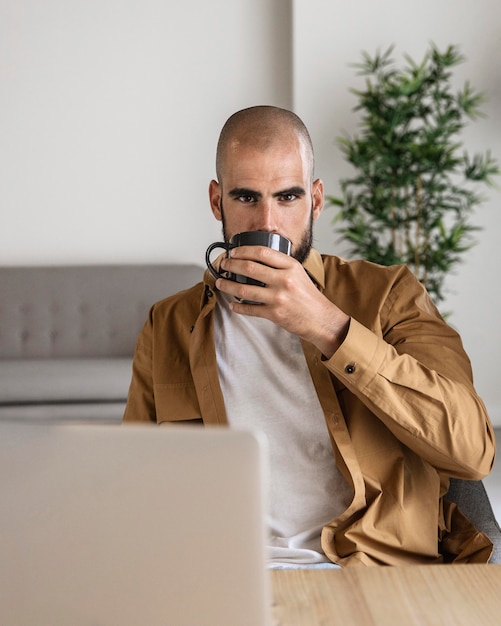 Photo medium shot man drinking from cup