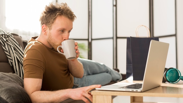 Photo medium shot man drinking from mug