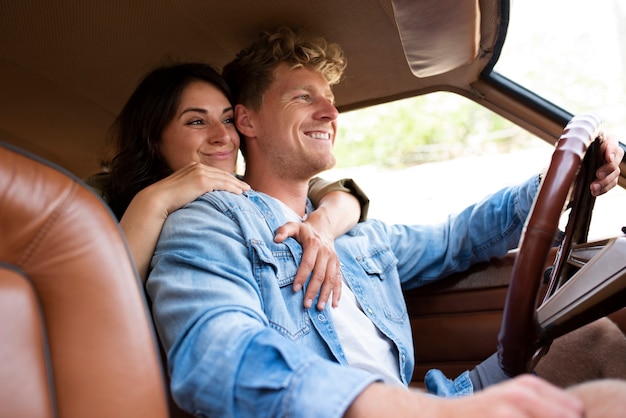 Photo medium shot man driving car