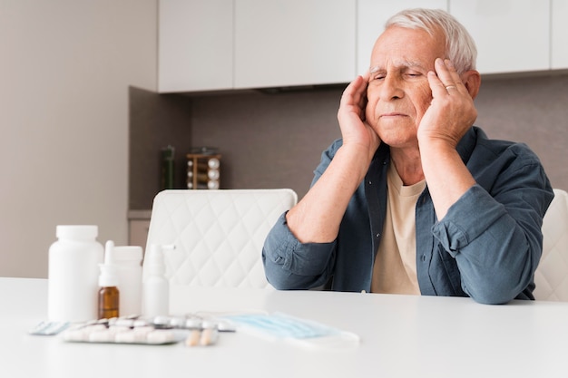 Photo medium shot man experiencing headache