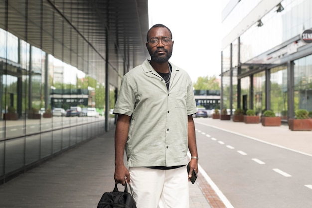 Photo medium shot man holding backpack