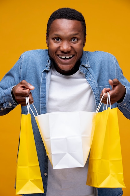 Photo medium shot man holding bags