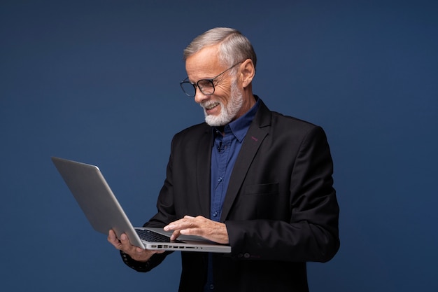 Photo medium shot man holding laptop