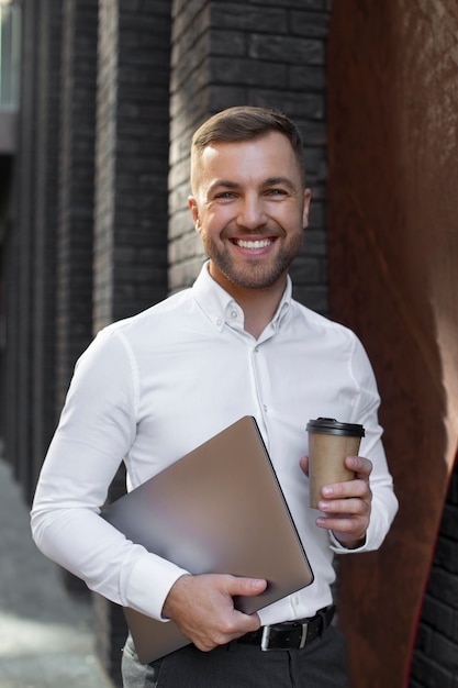 Photo medium shot man holding laptop