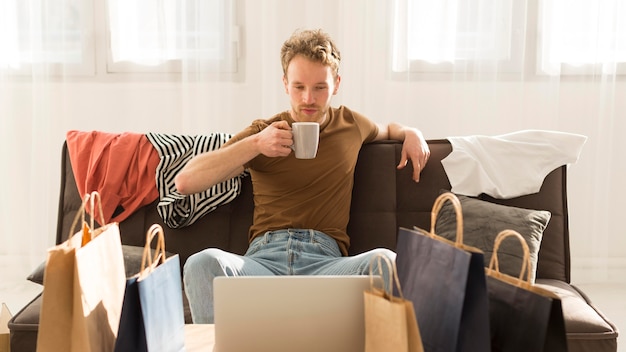 Photo medium shot man holding mug