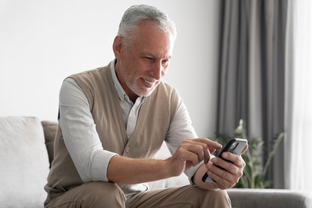 スマートフォンを持っているミディアムショットの男