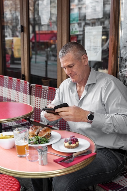 Foto smartphone della holding dell'uomo del tiro medio