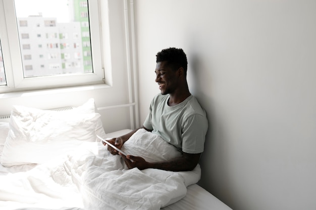 Photo medium shot man holding tablet