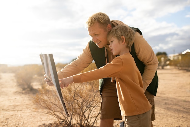 Photo medium shot man and kid looking at sign