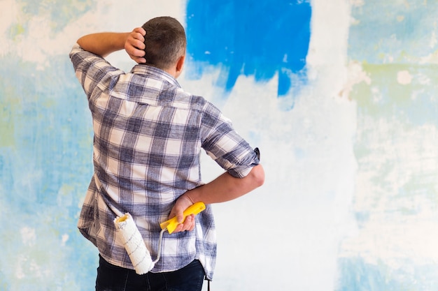 Colpo medio di un uomo che guarda un muro