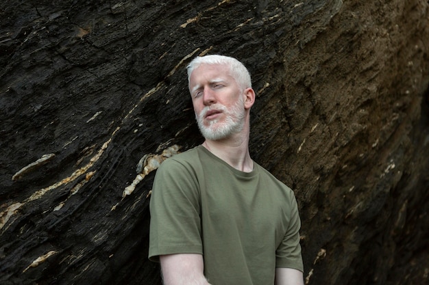 Foto uomo del colpo medio che posa nella natura