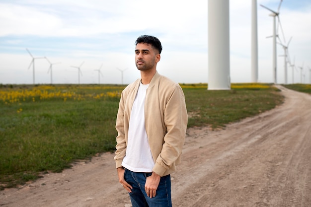 Photo medium shot man posing outdoors