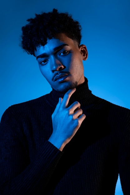 Photo medium shot man posing with blue background