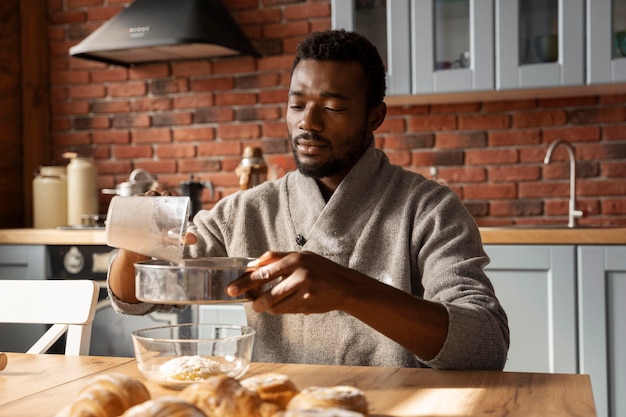 Photo medium shot man preparing breakfast