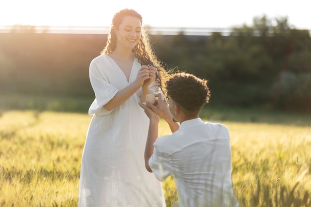 Photo medium shot man proposing with ring