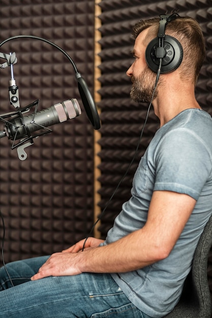 Foto uomo di tiro medio alla radio