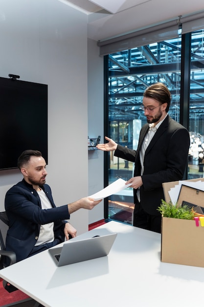 Foto uomo di tiro medio che si dimette dal lavoro