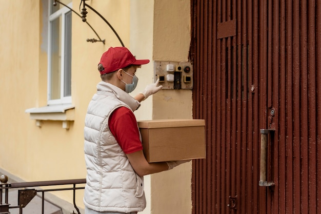 写真 ドアで鳴っているミディアムショットの男