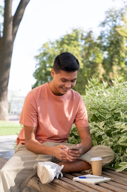 Photo medium shot man sitting on bench