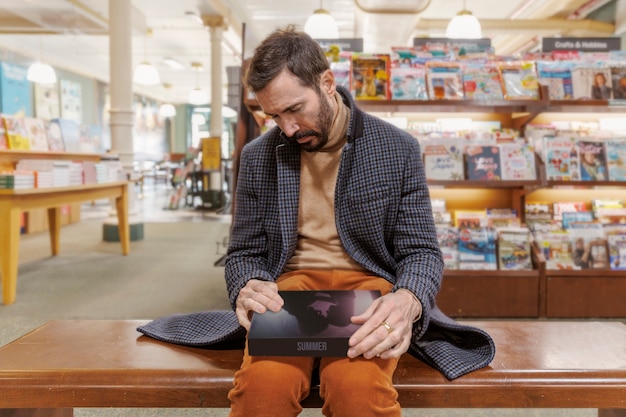 Foto uomo del tiro medio che dorme sulla panchina