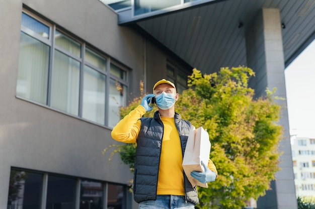 Photo medium shot man speaking on phone