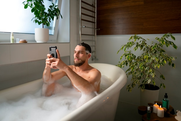 Photo medium shot man taking bath