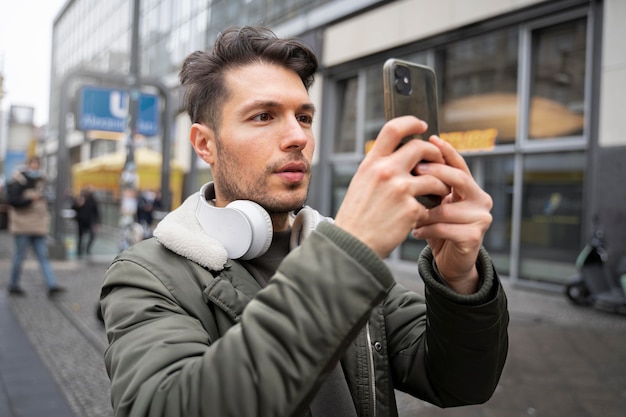 Foto uomo di tiro medio che scatta foto