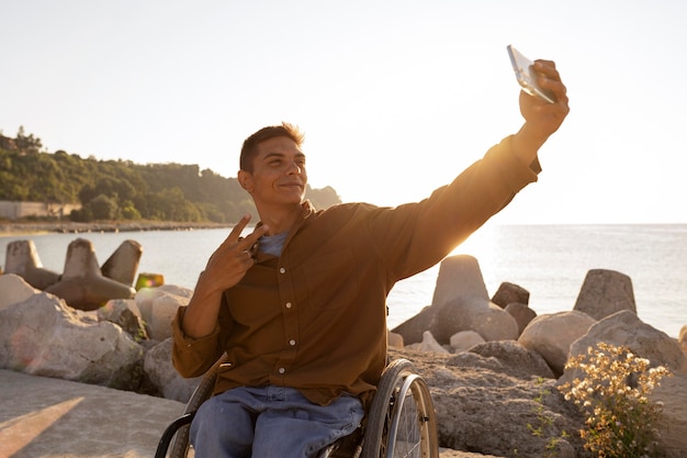 Foto uomo di tiro medio che si fa selfie