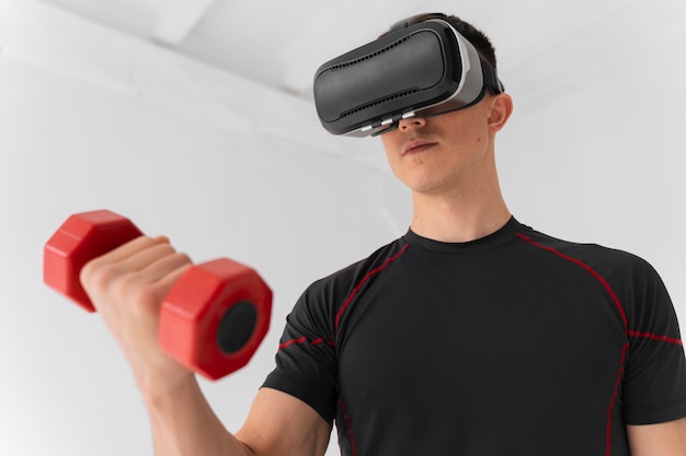 Мужчина среднего роста тренируется в очках виртуальной реальности