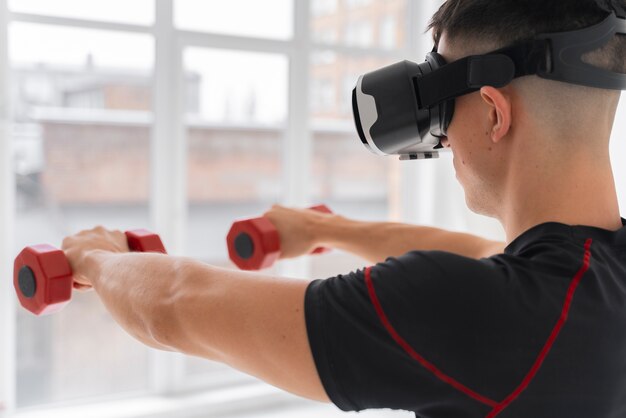 Мужчина среднего роста тренируется в очках виртуальной реальности
