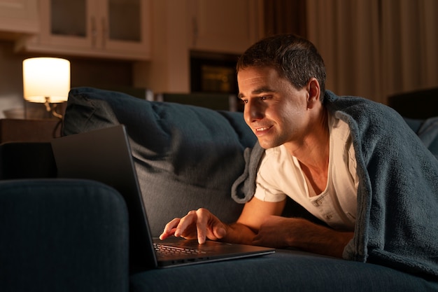 Uomo a tiro medio che digita sul laptop