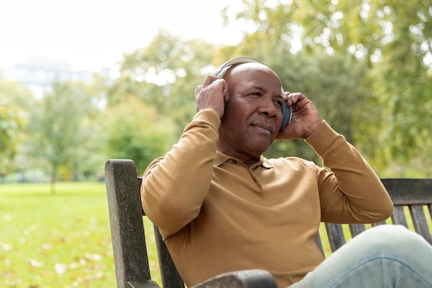 Photo medium shot man wearing headphones