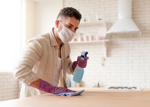 Photo medium shot man wearing medical mask